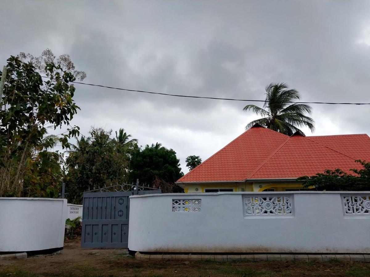 L&J Modern Backpackers Kigamboni Beach House Bed & Breakfast Dar es Salaam Exterior photo