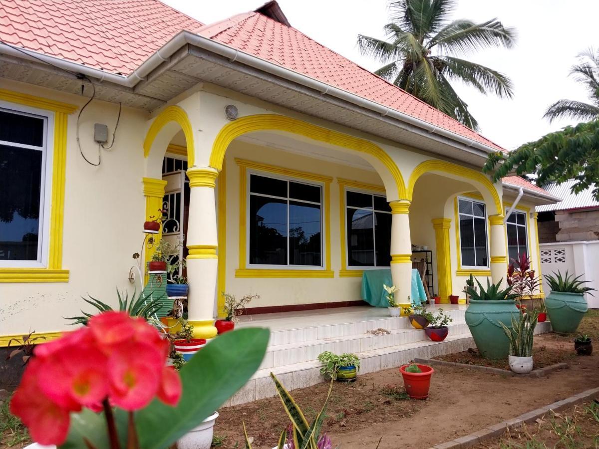 L&J Modern Backpackers Kigamboni Beach House Bed & Breakfast Dar es Salaam Exterior photo